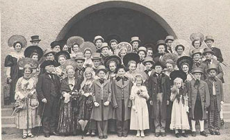 Die Trachtengruppe im Gründungsjahr 1951 vor der damaligen Volkshalle